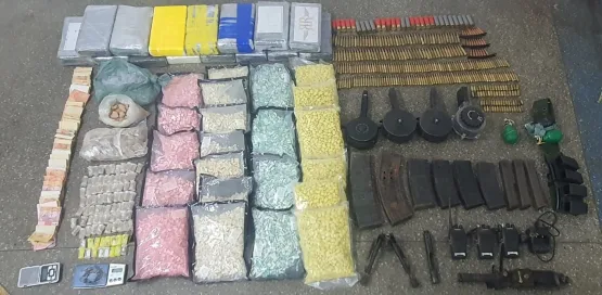Ação da PM localiza 15 kg de cocaína, 22 mil pastilhas de ecstasy, munições, carregadores, R$ 4 mil e granadas