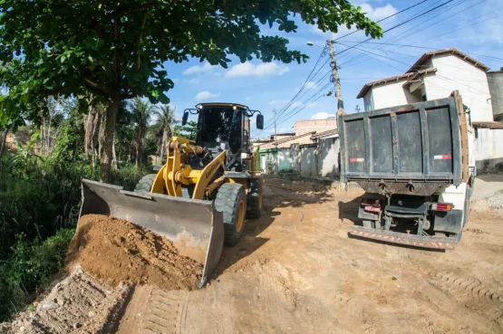 Prefeitura de Teixeira de Freitas inicia pavimentação da Rua Beira Rio