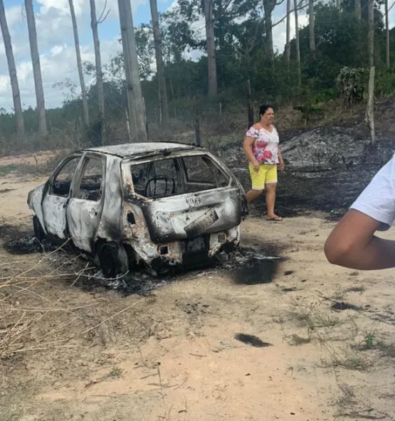  Casal de Eunápolis que comemorava aniversário de namoro em Caraíva é encontrado morto ao lado do carro incendiado