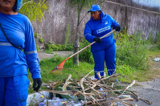 Prefeitura de Teixeira de Freitas intensifica ações de limpeza após evento na Avenida das Nações