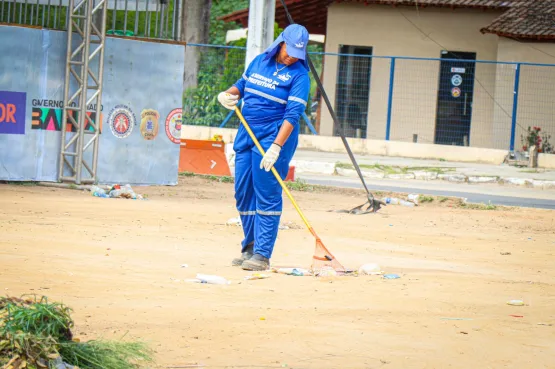 Prefeitura de Teixeira de Freitas intensifica ações de limpeza após evento na Avenida das Nações