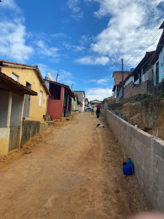 Prefeitura de Medeiros Neto avança com obra na rua Otávio Rocha, no bairro Aparecida