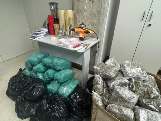 Polícia Civil apreende quase uma tonelada de droga e desarticula laboratório que funcionava dentro de hotel em Salvador 