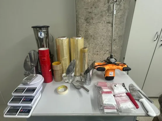 Polícia Civil apreende quase uma tonelada de droga e desarticula laboratório que funcionava dentro de hotel em Salvador 