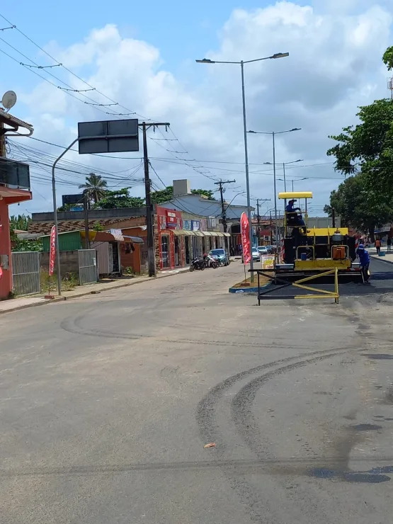 Nova Viçosa: Avenida Oceânica recebe pavimentação asfáltica para melhorar o tráfego na cidade