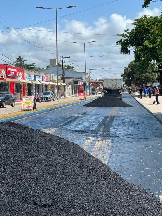 Nova Viçosa: Avenida Oceânica recebe pavimentação asfáltica para melhorar o tráfego na cidade
