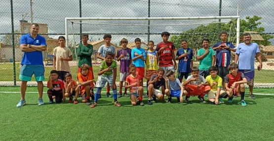 Prefeitura de Medeiros Neto inicia aulas gratuitas em escolinha de futebol com crianças e adolescentes