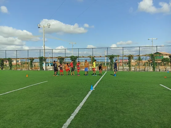 Prefeitura de Medeiros Neto inicia aulas gratuitas em escolinha de futebol com crianças e adolescentes