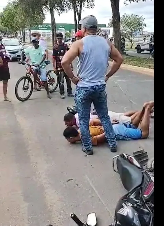 Vídeos -População revoltada detêm assaltantes à base de porrada em Teixeira de Freitas