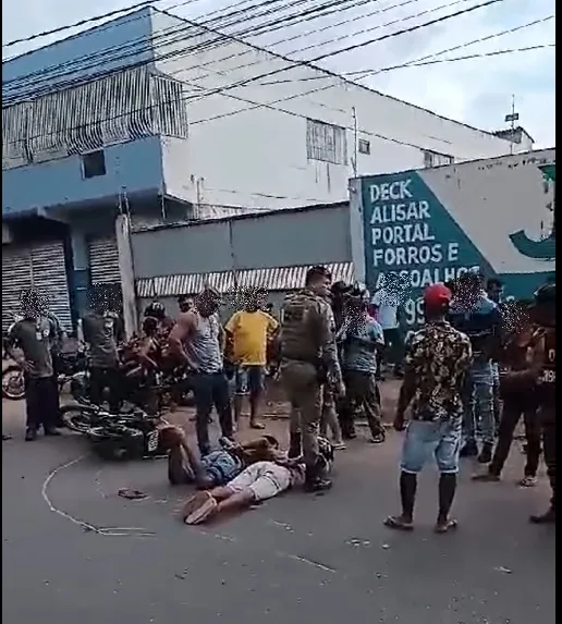 Vídeos -População revoltada detêm assaltantes à base de porrada em Teixeira de Freitas