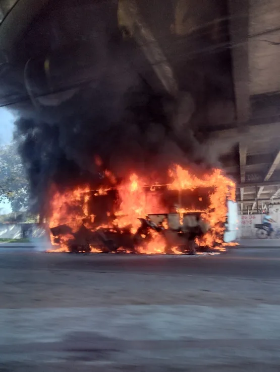 Rio sob ataque- Após morte do sobrinho de miliciano 35 ônibus e 1 trem  são incendiados, BRT interrompido