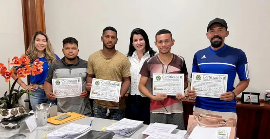 Prefeita Luciana Machado entrega certificados a alunos do curso de máquinas pesadas em Nova Viçosa