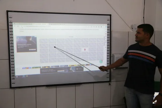 Prefeitura de Teixeira de Freitas inicia instalação de lousas digitais em escolas da rede pública do município