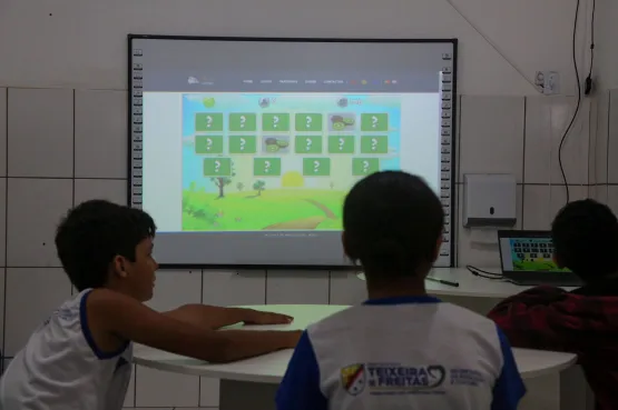 Prefeitura de Teixeira de Freitas inicia instalação de lousas digitais em escolas da rede pública do município