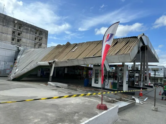 Susto- Cobertura de posto de combustível desaba no centro de Teixeira de Freitas 