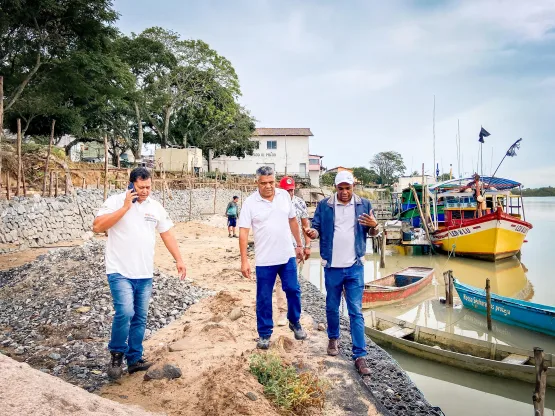 Prado - Prefeito Gilvan produções e deputado Valmir Assunção visitam obras do Cais do Rio Jucuruçu