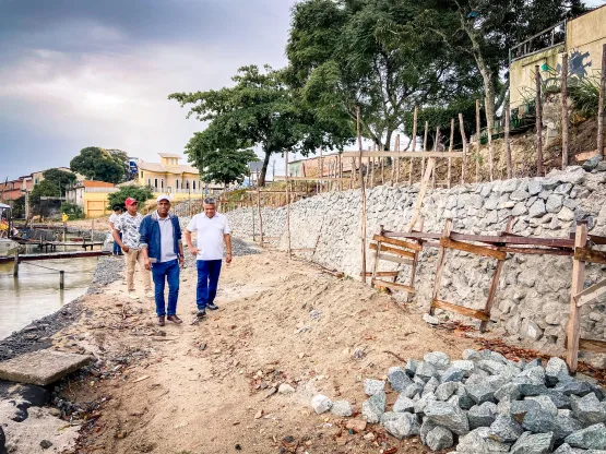 Prado - Prefeito Gilvan produções e deputado Valmir Assunção visitam obras do Cais do Rio Jucuruçu