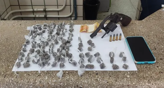 PM prende suspeito com droga e arma de fogo em Teixeira de Freitas