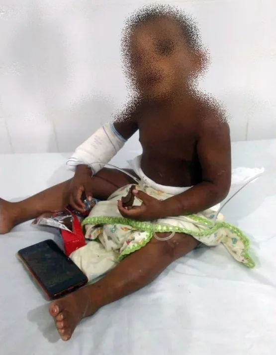 Mãe e cumplice torturam bebê de 2 anos e o abandonam na praia de Alcobaça; casal é procurado pela polícia