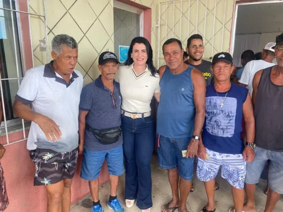 Prefeita Luciana Machado faz entrega de cestas básicas a pescadores e marisqueiras de Nova Viçosa