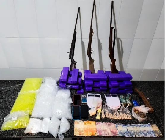 Polícia Militar apreende mais de 20 kg de drogas e prende um suspeito em  Cruzeiro do Sul, distrito de  Vereda, armas também foram aprendidas