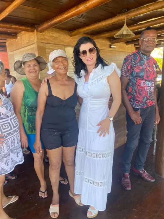 Prefeita Luciana Machado desfruta de dia alegre com a Melhor Idade em Nova Viçosa