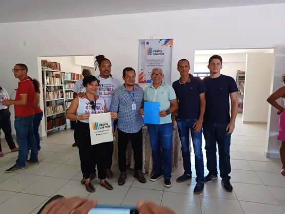 Prefeitura de Medeiros Neto recebe kit de livros e equipamentos multimeios para a Biblioteca Municipal