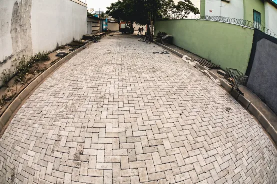 Prefeitura de Teixeira de Freitas segue com pavimentação de novas ruas do bairro Kaikan