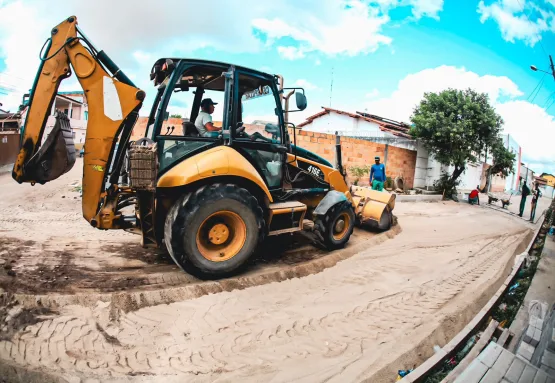 Prefeitura de Teixeira de Freitas segue com pavimentação de novas ruas do bairro Kaikan