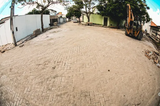 Prefeitura de Teixeira de Freitas segue com pavimentação de novas ruas do bairro Kaikan