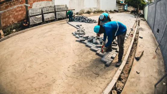 Prefeitura de Teixeira de Freitas segue com pavimentação de novas ruas do bairro Kaikan