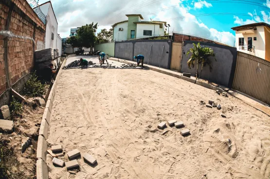 Prefeitura de Teixeira de Freitas segue com pavimentação de novas ruas do bairro Kaikan