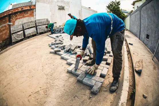 Prefeitura de Teixeira de Freitas segue com pavimentação de novas ruas do bairro Kaikan