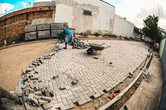 Prefeitura de Teixeira de Freitas segue com pavimentação de novas ruas do bairro Kaikan