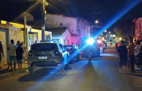 Homem sofre tentativa de homicídio no São Lourenço em Teixeira de Freitas; vítima conseguiu fugir pulando muro