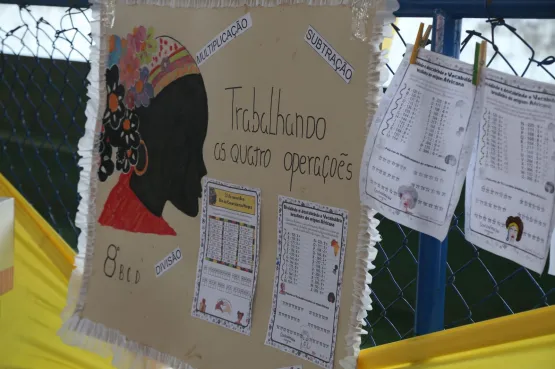 A jornada de reflexão na Escola Alcenor Alves Barbosa durante o Dia da Consciência Negra em Teixeira de Freitas