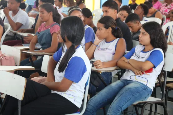 A jornada de reflexão na Escola Alcenor Alves Barbosa durante o Dia da Consciência Negra em Teixeira de Freitas