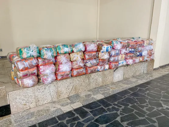 Prefeitura de Medeiros Neto entrega cestas básicas a famílias dos bairros Aparecida, Kit Moradia e Morro do Gato