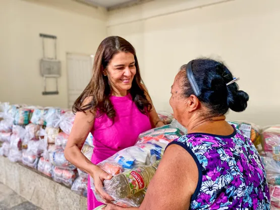 Prefeitura de Medeiros Neto entrega cestas básicas a famílias dos bairros Aparecida, Kit Moradia e Morro do Gato