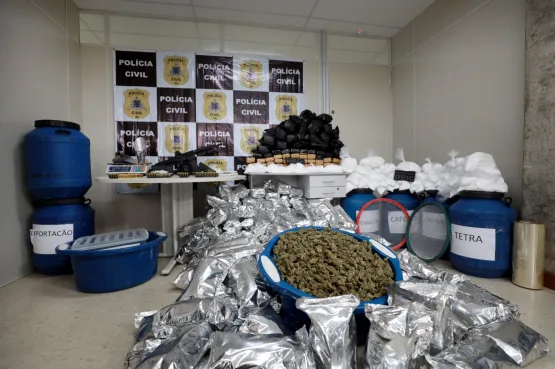 Polícia Civil desarticula laboratório de drogas na Praia de Ipitanga e faz apreensões em condomínio de luxo de Lauro de Freitas 