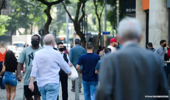 Esperança de vida ao nascer no Brasil fica em 75,5 anos em 2022