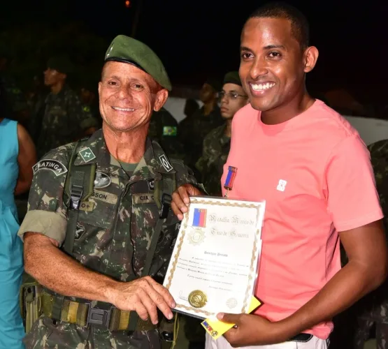 Jovem itamarajuense Henrique Peixoto recebe medalha de Honra ao Mérito da Academia de Estudos de Assuntos de História concedida pelo Tiro de Guerra 06-025