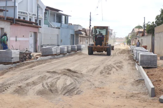 Prefeitura  de Teixeira de Freitas avança com pavimentação em ruas do Santa Rita