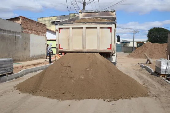 Prefeitura  de Teixeira de Freitas avança com pavimentação em ruas do Santa Rita