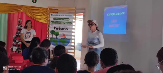 Prefeitura de Medeiros Neto promove plantio de mudas de árvores com estudantes da Escola Christinna