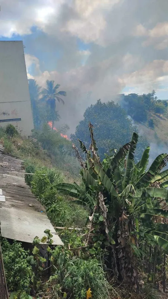  Incêndios na zona urbana  e na Pedra Monte Pescoço desafiam Bombeiros do 18º GBM em Itamaraju