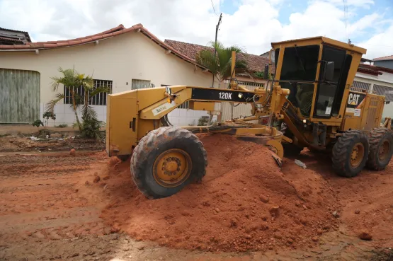 Prefeitura de Teixeira de Freitas avança na pavimentação do bairro Vila Caraípe