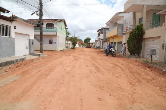 Prefeitura de Teixeira de Freitas avança na pavimentação do bairro Vila Caraípe