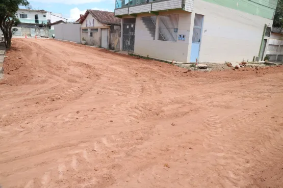 Prefeitura de Teixeira de Freitas avança na pavimentação do bairro Vila Caraípe