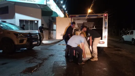       Homem em situação de rua é morto a tiros e mulher baleada é levada ao hospital